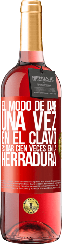 29,95 € Envío gratis | Vino Rosado Edición ROSÉ El modo de dar una vez en el clavo, es dar cien veces en la herradura Etiqueta Roja. Etiqueta personalizable Vino joven Cosecha 2025 Tempranillo
