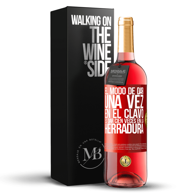 29,95 € Envío gratis | Vino Rosado Edición ROSÉ El modo de dar una vez en el clavo, es dar cien veces en la herradura Etiqueta Roja. Etiqueta personalizable Vino joven Cosecha 2024 Tempranillo