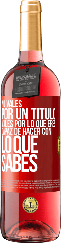 29,95 € | Vino Rosado Edición ROSÉ No vales por un título. Vales por lo que eres capaz de hacer con lo que sabes Etiqueta Roja. Etiqueta personalizable Vino joven Cosecha 2025 Tempranillo