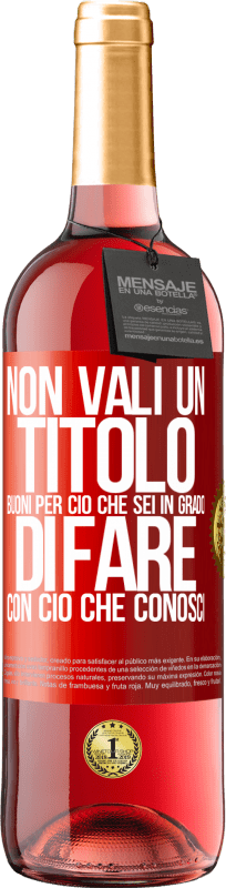 29,95 € | Vino rosato Edizione ROSÉ Non vali un titolo. Buoni per ciò che sei in grado di fare con ciò che conosci Etichetta Rossa. Etichetta personalizzabile Vino giovane Raccogliere 2024 Tempranillo