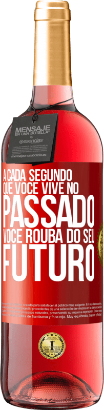 29,95 € | Vinho rosé Edição ROSÉ A cada segundo que você vive no passado, você rouba do seu futuro Etiqueta Vermelha. Etiqueta personalizável Vinho jovem Colheita 2024 Tempranillo