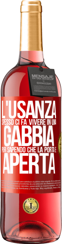 29,95 € | Vino rosato Edizione ROSÉ L'usanza spesso ci fa vivere in una gabbia pur sapendo che la porta è aperta Etichetta Rossa. Etichetta personalizzabile Vino giovane Raccogliere 2024 Tempranillo