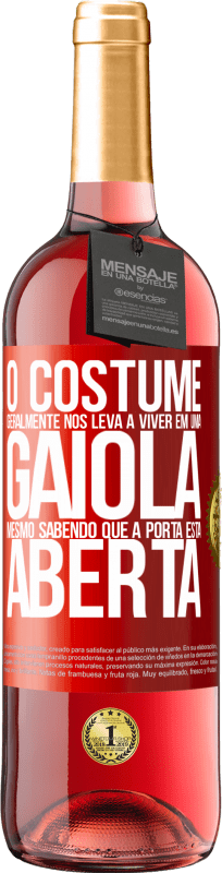 29,95 € | Vinho rosé Edição ROSÉ O costume geralmente nos leva a viver em uma gaiola, mesmo sabendo que a porta está aberta Etiqueta Vermelha. Etiqueta personalizável Vinho jovem Colheita 2024 Tempranillo