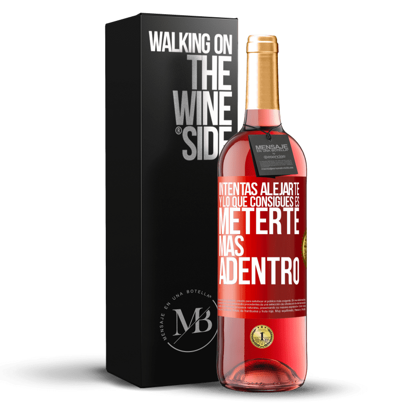 29,95 € Envío gratis | Vino Rosado Edición ROSÉ Intentas alejarte y lo que consigues es meterte más adentro Etiqueta Roja. Etiqueta personalizable Vino joven Cosecha 2024 Tempranillo