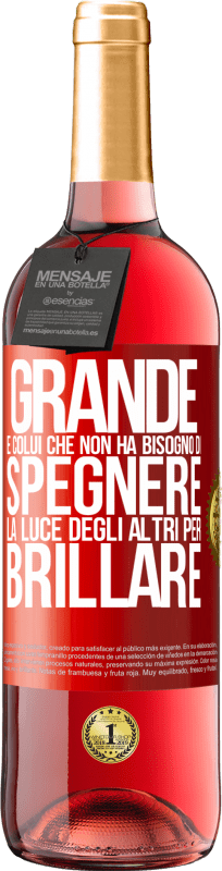 29,95 € Spedizione Gratuita | Vino rosato Edizione ROSÉ Grande è colui che non ha bisogno di spegnere la luce degli altri per brillare Etichetta Rossa. Etichetta personalizzabile Vino giovane Raccogliere 2025 Tempranillo