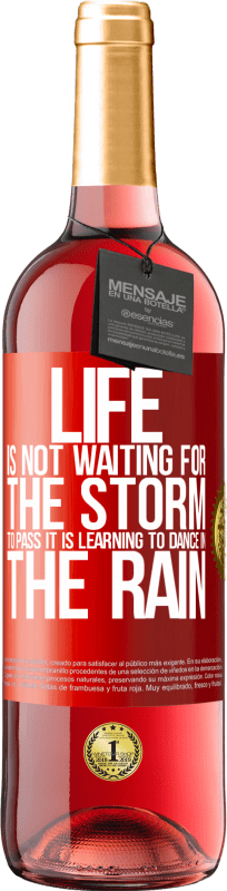 «人生は嵐が通り過ぎるのを待っていません。雨の中で踊ることを学んでいる» ROSÉエディション