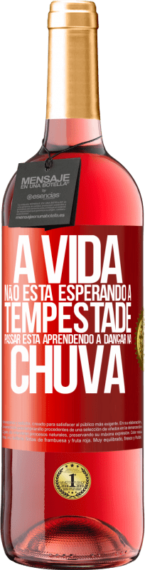 29,95 € | Vinho rosé Edição ROSÉ A vida não está esperando a tempestade passar. Está aprendendo a dançar na chuva Etiqueta Vermelha. Etiqueta personalizável Vinho jovem Colheita 2025 Tempranillo