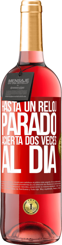 29,95 € Envío gratis | Vino Rosado Edición ROSÉ Hasta un reloj parado acierta dos veces al día Etiqueta Roja. Etiqueta personalizable Vino joven Cosecha 2025 Tempranillo