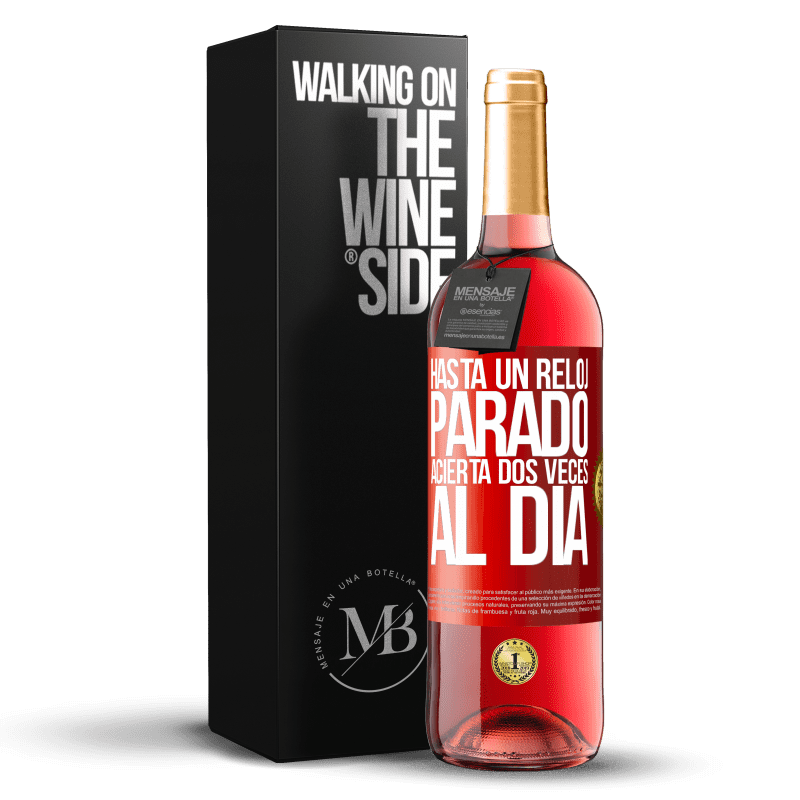 29,95 € Envío gratis | Vino Rosado Edición ROSÉ Hasta un reloj parado acierta dos veces al día Etiqueta Roja. Etiqueta personalizable Vino joven Cosecha 2024 Tempranillo