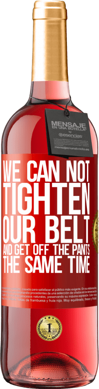 29,95 € Бесплатная доставка | Розовое вино Издание ROSÉ Мы не можем одновременно затягивать ремни и опускать штаны Красная метка. Настраиваемая этикетка Молодое вино Урожай 2025 Tempranillo