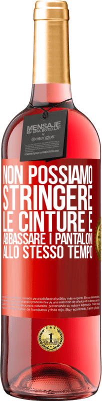 29,95 € | Vino rosato Edizione ROSÉ Non possiamo stringere le cinture e abbassare i pantaloni allo stesso tempo Etichetta Rossa. Etichetta personalizzabile Vino giovane Raccogliere 2024 Tempranillo