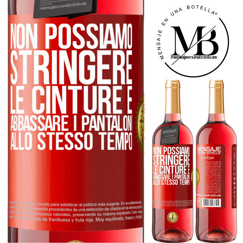 29,95 € Spedizione Gratuita | Vino rosato Edizione ROSÉ Non possiamo stringere le cinture e abbassare i pantaloni allo stesso tempo Etichetta Rossa. Etichetta personalizzabile Vino giovane Raccogliere 2024 Tempranillo