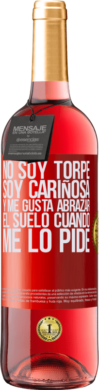 29,95 € | Vino Rosado Edición ROSÉ No soy torpe, soy cariñosa, y me gusta abrazar el suelo cuando me lo pide Etiqueta Roja. Etiqueta personalizable Vino joven Cosecha 2024 Tempranillo