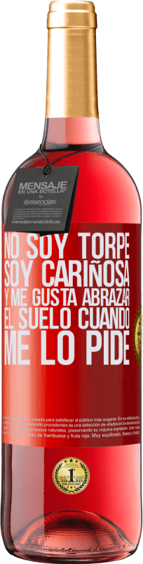 «No soy torpe, soy cariñosa, y me gusta abrazar el suelo cuando me lo pide» Edición ROSÉ