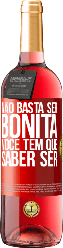 29,95 € | Vinho rosé Edição ROSÉ Não basta ser bonita. Você tem que saber ser Etiqueta Vermelha. Etiqueta personalizável Vinho jovem Colheita 2024 Tempranillo