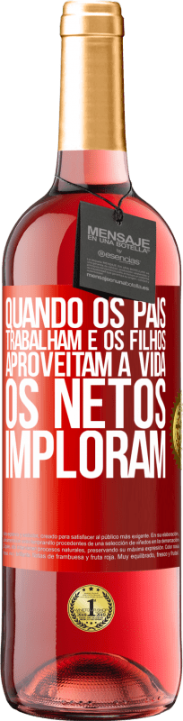 29,95 € | Vinho rosé Edição ROSÉ Quando os pais trabalham e os filhos aproveitam a vida, os netos imploram Etiqueta Vermelha. Etiqueta personalizável Vinho jovem Colheita 2024 Tempranillo