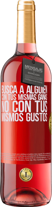 29,95 € Envío gratis | Vino Rosado Edición ROSÉ Busca a alguien con tus mismas ganas, no con tus mismos gustos Etiqueta Roja. Etiqueta personalizable Vino joven Cosecha 2023 Tempranillo