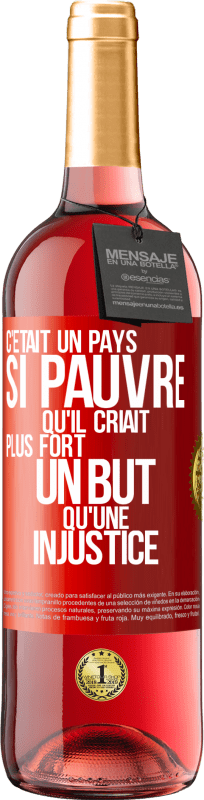 29,95 € | Vin rosé Édition ROSÉ C'était un pays si pauvre qu'il criait plus fort un but qu'une injustice Étiquette Rouge. Étiquette personnalisable Vin jeune Récolte 2025 Tempranillo