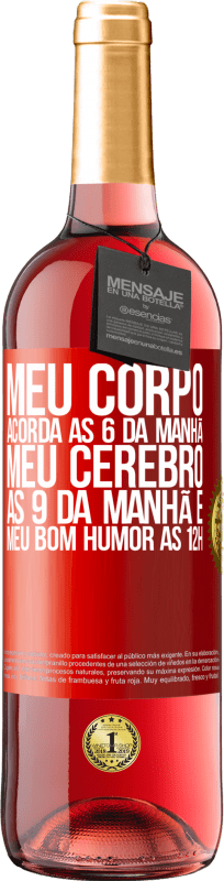 29,95 € Envio grátis | Vinho rosé Edição ROSÉ Meu corpo acorda às 6 da manhã Meu cérebro às 9 da manhã e meu bom humor às 12h Etiqueta Vermelha. Etiqueta personalizável Vinho jovem Colheita 2025 Tempranillo