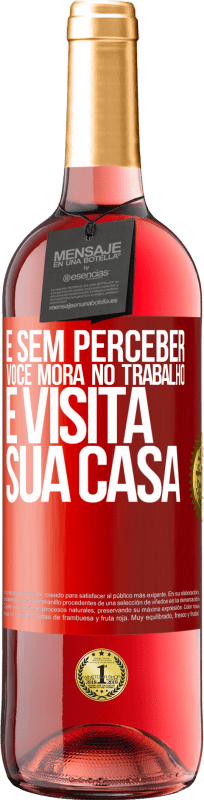 29,95 € | Vinho rosé Edição ROSÉ E sem perceber, você mora no trabalho e visita sua casa Etiqueta Vermelha. Etiqueta personalizável Vinho jovem Colheita 2025 Tempranillo
