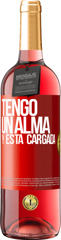 29,95 € 免费送货 | 桃红葡萄酒 ROSÉ版 Tengo un alma y está cargada 红色标签. 可自定义的标签 青年酒 收成 2024 Tempranillo