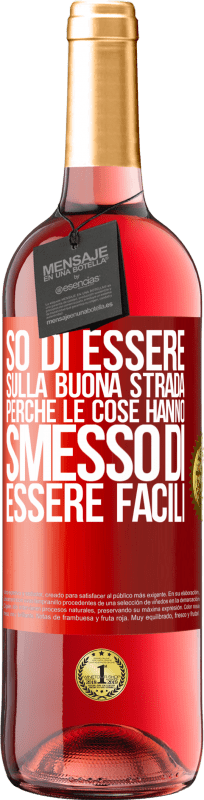 29,95 € Spedizione Gratuita | Vino rosato Edizione ROSÉ So di essere sulla buona strada perché le cose hanno smesso di essere facili Etichetta Rossa. Etichetta personalizzabile Vino giovane Raccogliere 2024 Tempranillo