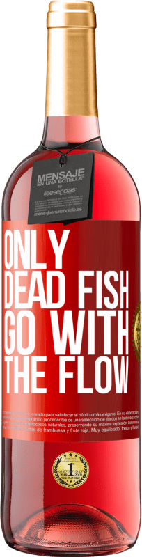 29,95 € 免费送货 | 桃红葡萄酒 ROSÉ版 只有死鱼才能顺其自然 红色标签. 可自定义的标签 青年酒 收成 2023 Tempranillo