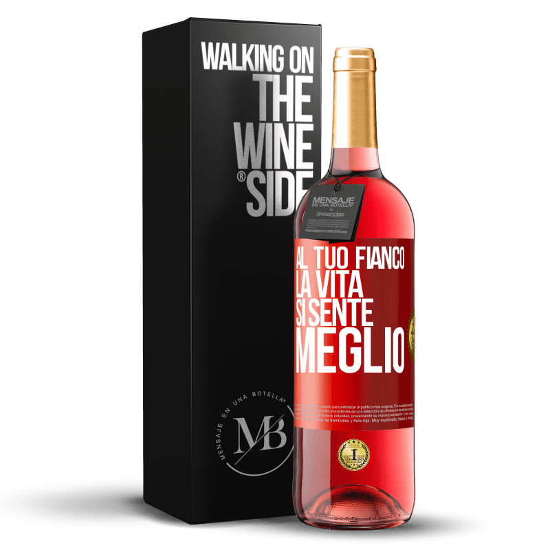 29,95 € Spedizione Gratuita | Vino rosato Edizione ROSÉ Al tuo fianco la vita si sente meglio Etichetta Rossa. Etichetta personalizzabile Vino giovane Raccogliere 2024 Tempranillo