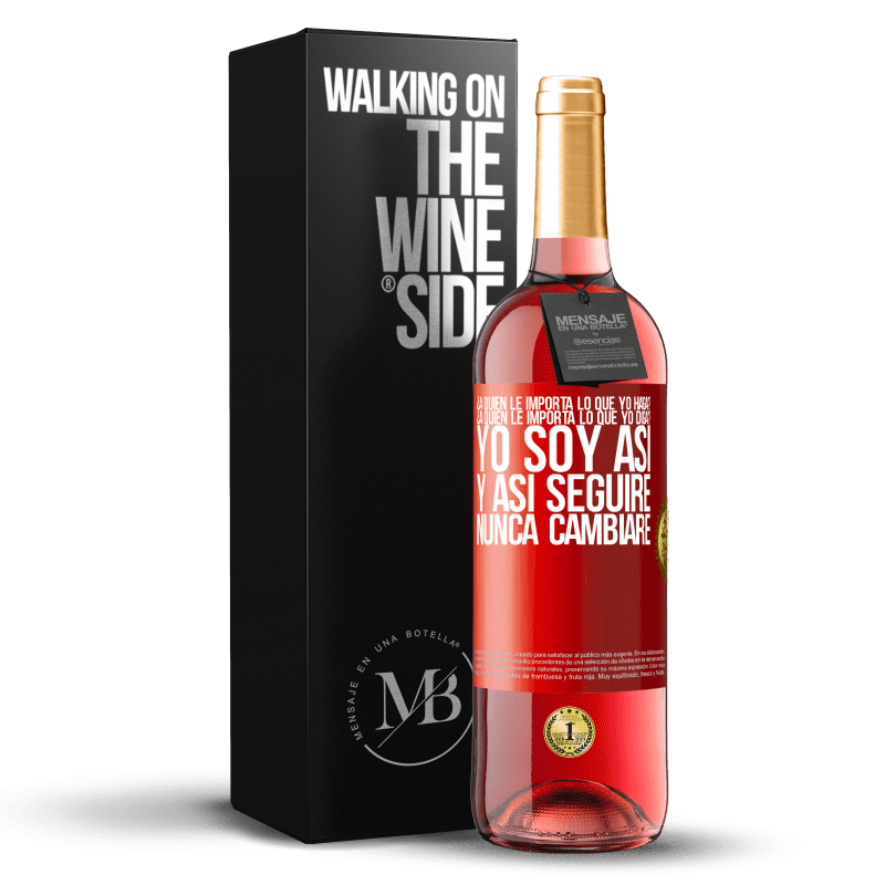 29,95 € Envío gratis | Vino Rosado Edición ROSÉ ¿A quién le importa lo que yo haga? ¿A quién le importa lo que yo diga? Yo soy así, y así seguiré, nunca cambiaré Etiqueta Roja. Etiqueta personalizable Vino joven Cosecha 2022 Tempranillo