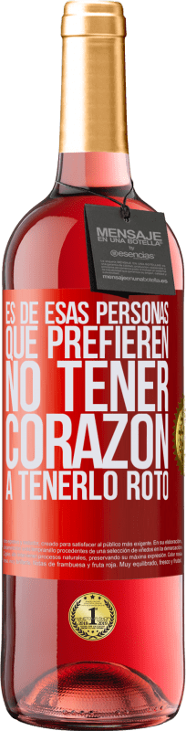 29,95 € Envío gratis | Vino Rosado Edición ROSÉ Es de esas personas que prefieren no tener corazón a tenerlo roto Etiqueta Roja. Etiqueta personalizable Vino joven Cosecha 2023 Tempranillo