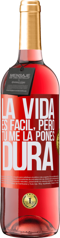 29,95 € Envío gratis | Vino Rosado Edición ROSÉ La vida es fácil, pero tú me la pones dura Etiqueta Roja. Etiqueta personalizable Vino joven Cosecha 2025 Tempranillo