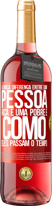 29,95 € Envio grátis | Vinho rosé Edição ROSÉ A única diferença entre uma pessoa rica e uma pobre é como eles passam o tempo Etiqueta Vermelha. Etiqueta personalizável Vinho jovem Colheita 2025 Tempranillo