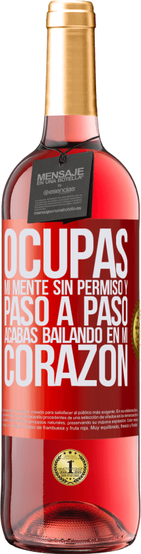 29,95 € | Vino Rosado Edición ROSÉ Ocupas mi mente sin permiso y paso a paso, acabas bailando en mi corazón Etiqueta Roja. Etiqueta personalizable Vino joven Cosecha 2024 Tempranillo