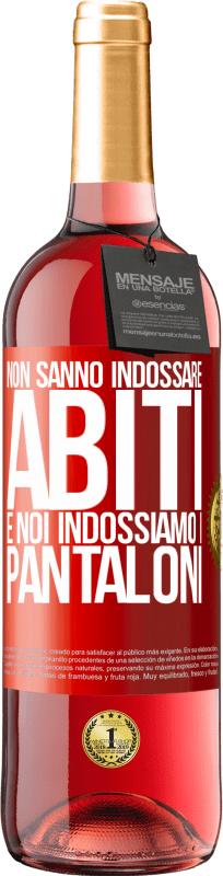 29,95 € Spedizione Gratuita | Vino rosato Edizione ROSÉ Non sanno indossare abiti e noi indossiamo i pantaloni Etichetta Rossa. Etichetta personalizzabile Vino giovane Raccogliere 2024 Tempranillo