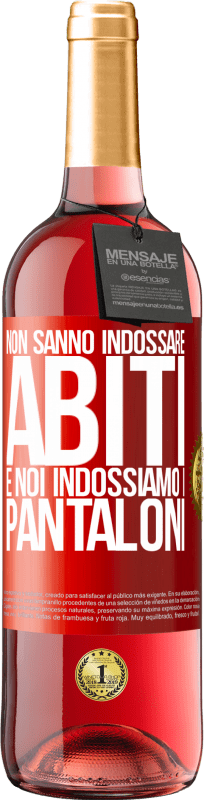 29,95 € Spedizione Gratuita | Vino rosato Edizione ROSÉ Non sanno indossare abiti e noi indossiamo i pantaloni Etichetta Rossa. Etichetta personalizzabile Vino giovane Raccogliere 2025 Tempranillo