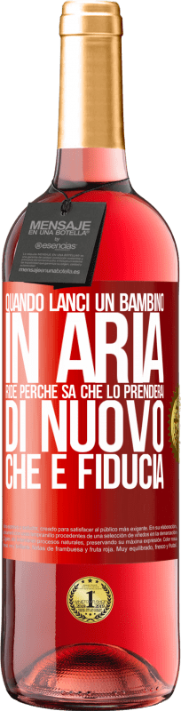 29,95 € Spedizione Gratuita | Vino rosato Edizione ROSÉ Quando lanci un bambino in aria, ride perché sa che lo prenderai di nuovo. CHE È FIDUCIA Etichetta Rossa. Etichetta personalizzabile Vino giovane Raccogliere 2025 Tempranillo