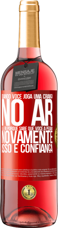 29,95 € | Vinho rosé Edição ROSÉ Quando você joga uma criança no ar, ele ri porque sabe que você a pegará novamente. ISSO É CONFIANÇA Etiqueta Vermelha. Etiqueta personalizável Vinho jovem Colheita 2024 Tempranillo