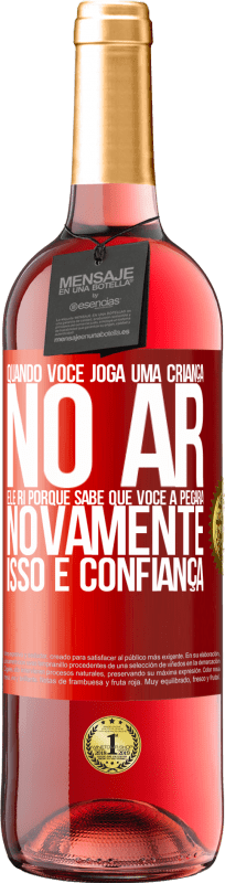 29,95 € Envio grátis | Vinho rosé Edição ROSÉ Quando você joga uma criança no ar, ele ri porque sabe que você a pegará novamente. ISSO É CONFIANÇA Etiqueta Vermelha. Etiqueta personalizável Vinho jovem Colheita 2025 Tempranillo