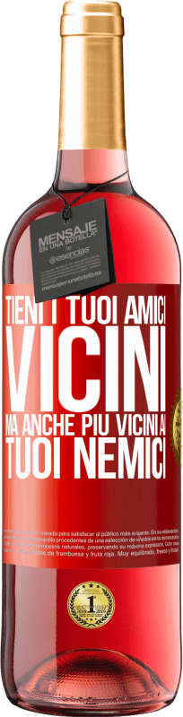 29,95 € | Vino rosato Edizione ROSÉ Tieni i tuoi amici vicini, ma anche più vicini ai tuoi nemici Etichetta Rossa. Etichetta personalizzabile Vino giovane Raccogliere 2024 Tempranillo