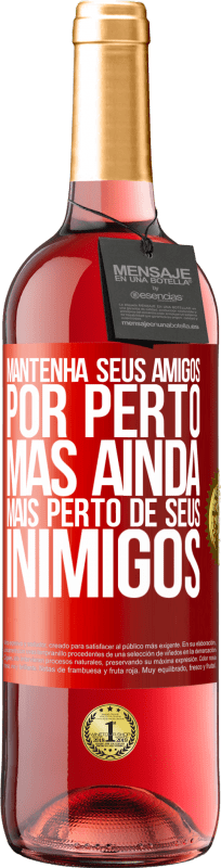 29,95 € | Vinho rosé Edição ROSÉ Mantenha seus amigos por perto, mas ainda mais perto de seus inimigos Etiqueta Vermelha. Etiqueta personalizável Vinho jovem Colheita 2024 Tempranillo