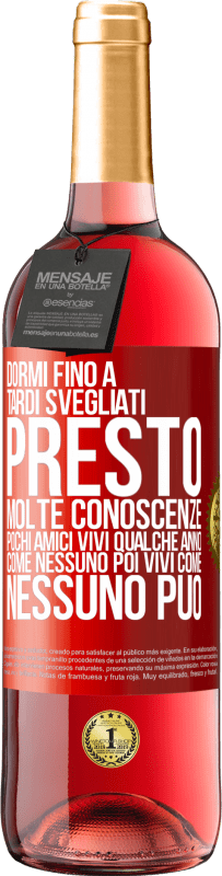 29,95 € | Vino rosato Edizione ROSÉ Dormi fino a tardi, svegliati presto. Molte conoscenze, pochi amici. Vivi qualche anno come nessuno, poi vivi come nessuno Etichetta Rossa. Etichetta personalizzabile Vino giovane Raccogliere 2024 Tempranillo