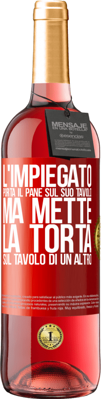 29,95 € | Vino rosato Edizione ROSÉ L'impiegato porta il pane sul suo tavolo, ma mette la torta sul tavolo di un altro Etichetta Rossa. Etichetta personalizzabile Vino giovane Raccogliere 2024 Tempranillo