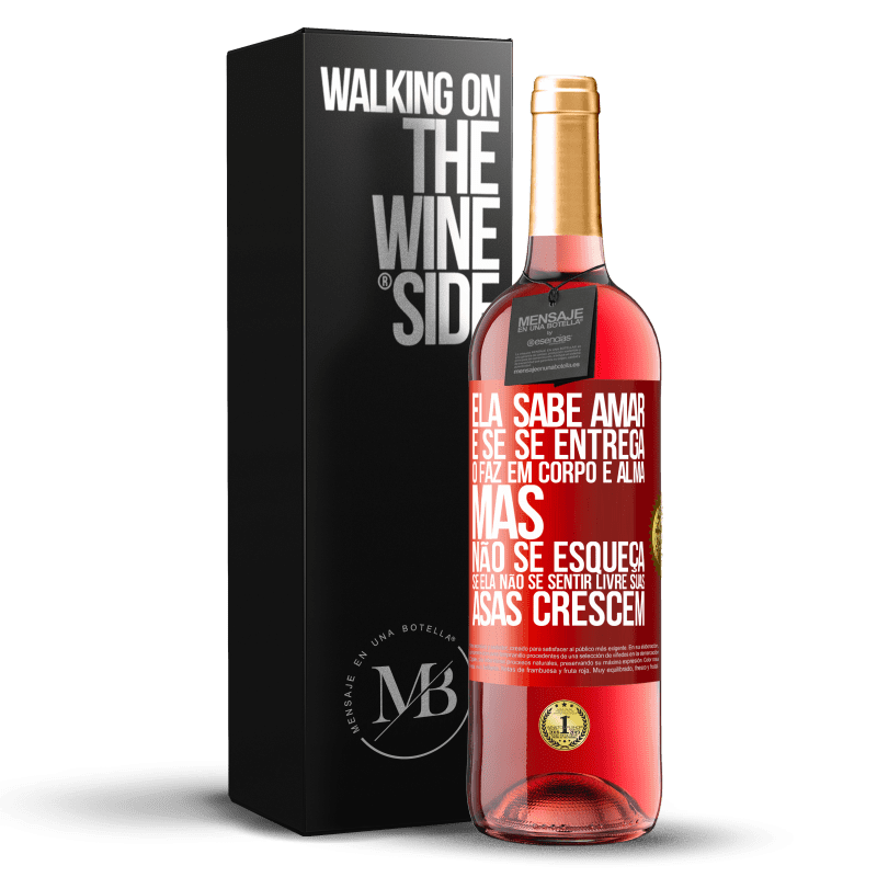 29,95 € Envio grátis | Vinho rosé Edição ROSÉ Ele sabe amar e, se se entrega, o faz em corpo e alma. Mas, não se esqueça, se você não se sentir livre, suas asas crescem Etiqueta Vermelha. Etiqueta personalizável Vinho jovem Colheita 2025 Tempranillo