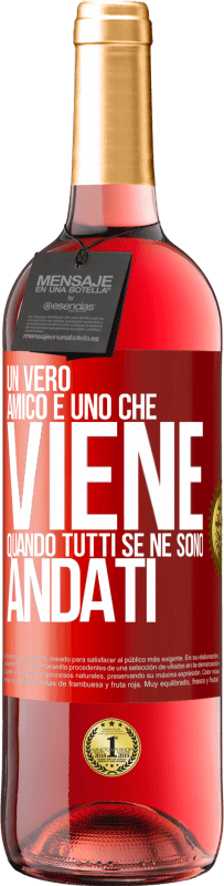 29,95 € Spedizione Gratuita | Vino rosato Edizione ROSÉ Un vero amico è uno che viene quando tutti se ne sono andati Etichetta Rossa. Etichetta personalizzabile Vino giovane Raccogliere 2025 Tempranillo
