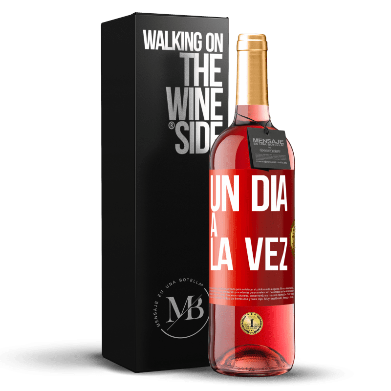 29,95 € Envío gratis | Vino Rosado Edición ROSÉ Un día a la vez Etiqueta Roja. Etiqueta personalizable Vino joven Cosecha 2024 Tempranillo