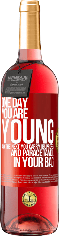 29,95 € | 桃红葡萄酒 ROSÉ版 有一天，您年轻，第二天，您将布洛芬和扑热息痛装在袋子中 红色标签. 可自定义的标签 青年酒 收成 2023 Tempranillo