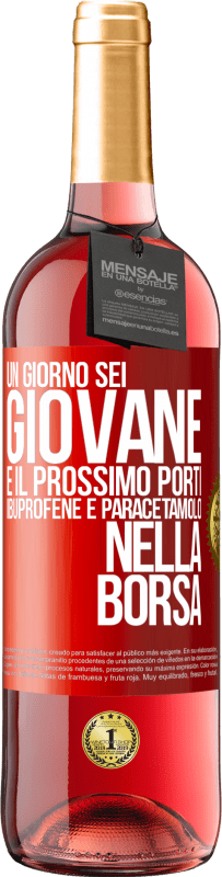 29,95 € | Vino rosato Edizione ROSÉ Un giorno sei giovane e il prossimo porti ibuprofene e paracetamolo nella borsa Etichetta Rossa. Etichetta personalizzabile Vino giovane Raccogliere 2024 Tempranillo