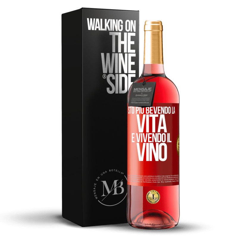 29,95 € Spedizione Gratuita | Vino rosato Edizione ROSÉ Sto più bevendo la vita e vivendo il vino Etichetta Rossa. Etichetta personalizzabile Vino giovane Raccogliere 2025 Tempranillo