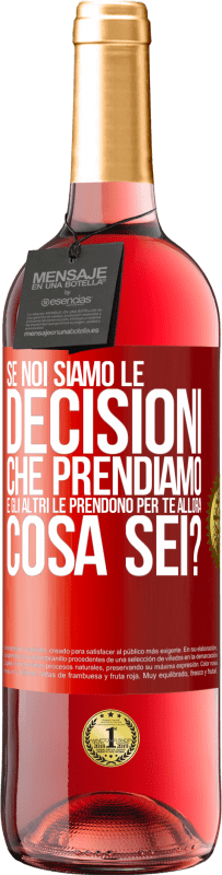 Spedizione Gratuita | Vino rosato Edizione ROSÉ Se noi siamo le decisioni che prendiamo e gli altri le prendono per te, allora cosa sei? Etichetta Rossa. Etichetta personalizzabile Vino giovane Raccogliere 2023 Tempranillo