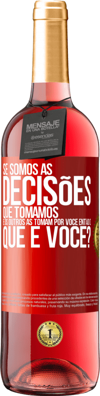 Envio grátis | Vinho rosé Edição ROSÉ Se somos as decisões que tomamos e os outros as tomam por você, então o que é você? Etiqueta Vermelha. Etiqueta personalizável Vinho jovem Colheita 2023 Tempranillo